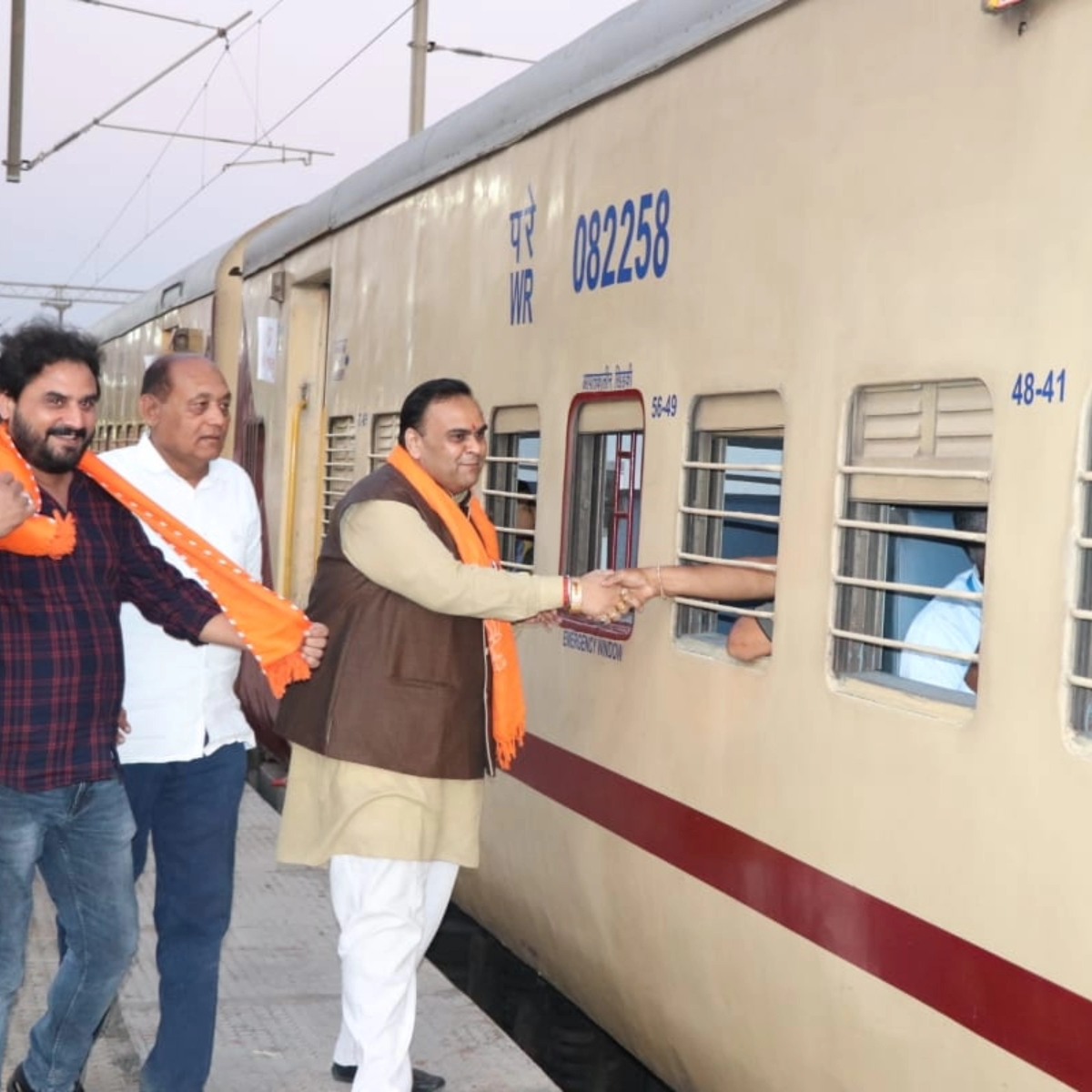 તા.૦૫/૦૩/૨૦૨૪ ના રોજ ૨૩- બારડોલી લોકસભાની આસ્થા ટ્રેન મારફતે રામનગરી અયોધ્યા પ્રસ્થાન કરી રહેલ રામ ભક્તોને બારડોલી રેલવે સ્ટેશન પર મળી તેઓને સફળ યાત્રા માટે શુભકામના પાઠવી.